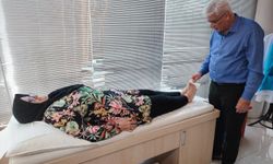 Doktorlar “Masada Kalırsın” Dedi… 75 Yaşındaki Zarife Teyze 6 Saat Sonra Yürüdü!