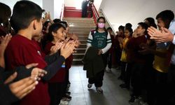 Okula Başlayacağı Gün Lösemi Teşhisi Konmuştu… 3 Yıl Sonra Dönüşüne Balonlu Karşılama!