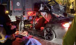 Lüks otomobil kamyona ok gibi saplandı: 1 ölü, 2 yaralı