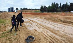 15 Yıllık Okulun Yolu Hâlâ Yok: Öğrenciler Çamur İçinde Eğitim Görüyor