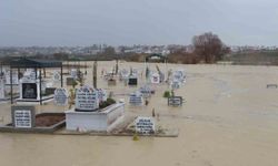 Adana’da Sağanak Felaketi: Mezarlık Sular Altında Kaldı