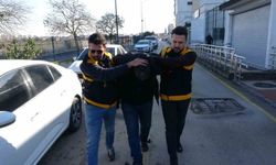 Adana’da Trafikte Kasklı Öfke! Servisin Camını Kırdı