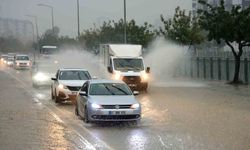 Adana’yı Sağanak Teslim Aldı: Yollar Göle Döndü, Rögarlar Patladı