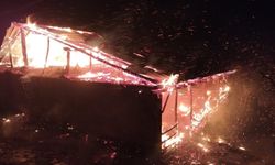 Feke’de Korkutan Yangın: Ev ve Ahır Küle Döndü