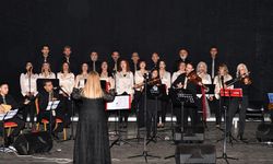 Seyhan’da Müzik Ziyafeti: Mucize Müzik Topluluğu Sahne Aldı