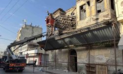 Adana’da Tarihi Binada Korkutan Çökme! Cadde Trafiğe Kapatıldı