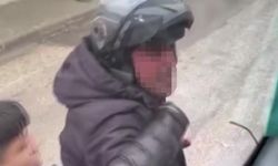 Adana’da Trafikte Sinirler Gerildi: Kaskıyla Servis Camını Parçaladı