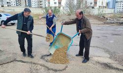 Adana’da Vatandaş İsyanı! Belediyeden Çözüm Gelmeyince Kürekleri Kapıp Yola İndiler