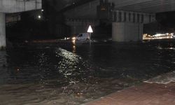 Adana’da Gece Yarısı Alarmı! Yollar Göle Döndü