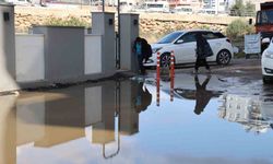 Kozan’da Lağım Alarmı: Çocuklar Pis Suların Üzerinden Atlıyor