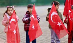 Öğrenciler Ellerinde Türk Bayraklarıyla Okula Gitti