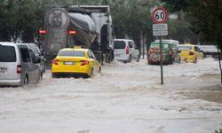 Adana’da Sağanak Alarmı! Caddeler Göle Döndü