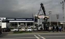Adana’da İlginç Protesto: Kamyoneti Bayi Önünde Vinçle Astı