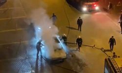 Adana’da Park Halindeki Araç Bir Anda Alev Aldı