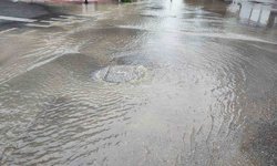 Yağmur Yok Ama Cadde Göle Döndü! Adana’da Şaşırtan Olay