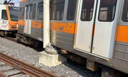 Adana’da Metro Raydan Çıktı! Direğe Çarparak Durabildi