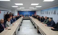 CHP Adana’da Bayram Coşkusu: Partililer Yağmur ve Soğuğa Rağmen Alanı Doldurdu