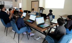 Çukurova’da Çocuklar Teknolojiyle Tanışıyor: Geleceğin Mucitleri Buradan Yetişiyor!