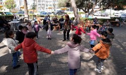 Çukurova’da Minikler Huzurevini Şenlendirdi: Yaşlılar Haftası’na Duygusal Ziyaret