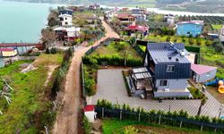 Baraj Gölü Kıyısındaki Evler İçin Yıkım Kararı! Mahalleli Belediyeyi Alkışlarla Protesto Etti