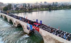 Taşköprü İlk Kez Böyle Doldu: Yüreğir Belediyesi’nden Dev İftar Sofrası!