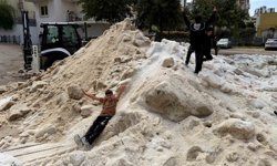 Adana'da nisan ayında çocukların kar topu keyfi