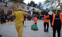 Kozan’da Yürek Isıtan Görüntüler! Temizlik İşçileri Sahneyi Boş Bırakmadı