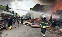 Adana’da Alevler Yükseldi! Geri Dönüşüm Fabrikasında Büyük Yangın