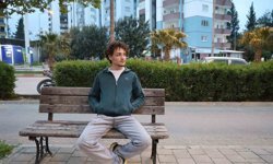 Kozan’da Viral Olay! Aynı Bankta Başkanla Poz Verdiler