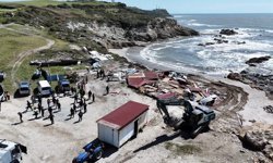 Sahil kenarındaki kaçak yapıların yıkımı sürüyor