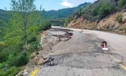 Varda Köprüsü Yolunda Tehlike: Toprak Kaydı, Yol Kısmen Kapandı