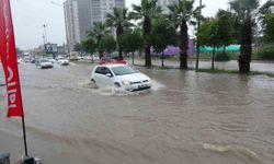 Adana’da Sağanak Kabusu! Cadde ve Bulvarlar Göle Döndü