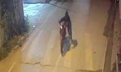 Adana’da Film Gibi Hırsızlık! Motosikleti Sürükleyerek Çaldılar