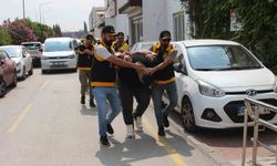 Adana'da Cadde Ortasında Dehşet! Aile Kavgası Kameraya Yansıdı