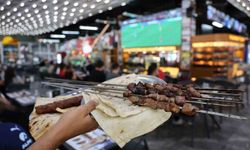 Adana’da Milli Maç Coşkusu! Kebap ve Ciğer Eşliğinde Dev Ekran Şöleni