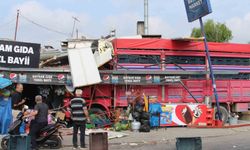 Adana’da Korku Dolu Anlar! Kamyon Bakkala Daldı