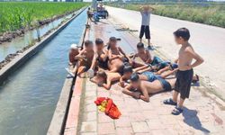 Adana'da Kavurucu Sıcak! Çocuklar Sulama Kanalını Plaja Çevirdi