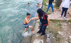 Adana'da Tehlikeli Serinlik! Polisten Kanalda Yüzenlere 25 Bin TL'yi Aşan Ceza