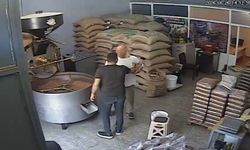 Alacak Kavgası Kamerada! İş Yerini Bastı, Ortalık Savaş Alanına Döndü