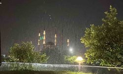 Adana’da Gökyüzü Bir Anda Değişti! Sıcaktan Bunalan Kent Sağanakla Karşılaştı