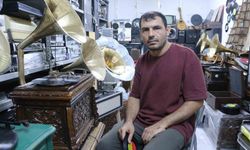 Adana’da Zamana Meydan Okuyan Meslek! “Tarihin Sesini Tamir Ediyorum”