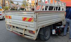 Adana'da Korkutan Kaza! Motosiklet Pikabın Altına Girdi