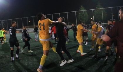 Sahaya Atlayan Taraftara Futbolcu Tokadı