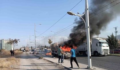 Seyir Halindeki Kamyonet Alev Alev Yandı