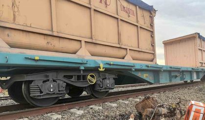 Yük Trenini Traktöre Çarptı: 1 Ölü, 1 Yaralı
