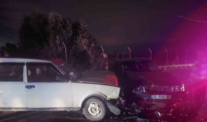 İzmir’de İki Araç Kafa Kafaya Çarpıştı: 3 Yaralı