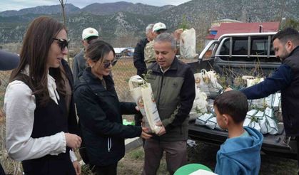 Feke’de Öğrenciler Fidanları Toprakla Buluşturdu