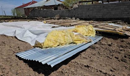 Fırtına Çatıları Uçurdu