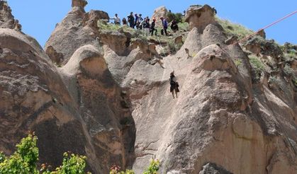 Sıcak Hava Balonu Peri Bacalarının Üzerine İndi