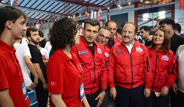 Gençlerden Selçuk Bayraktar'a Yoğun İlgi